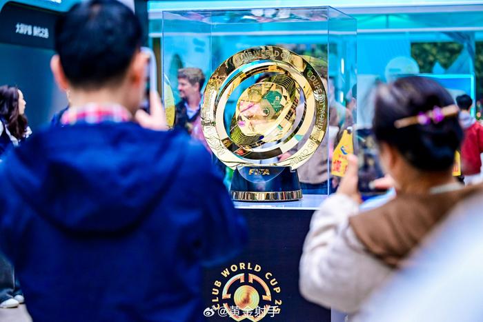 包含2025年世俱杯奖杯首次亮相重庆，球迷热情高涨的词条