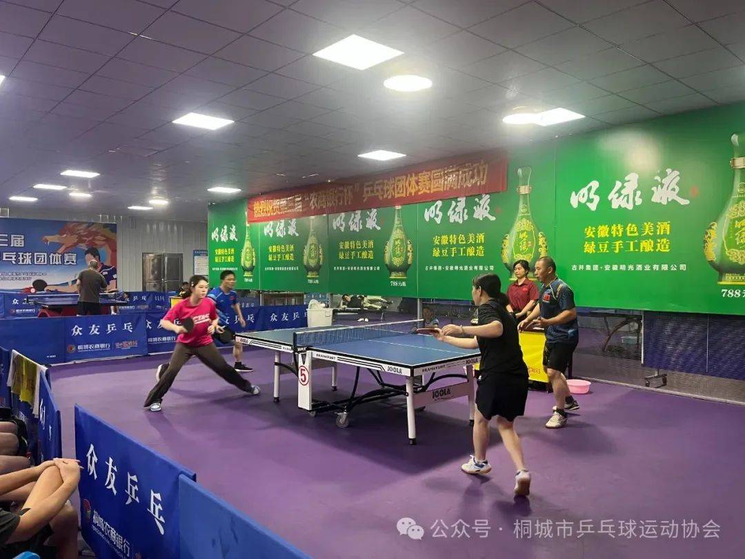 乒乓球精彩对决，球拍飞舞技压群雄